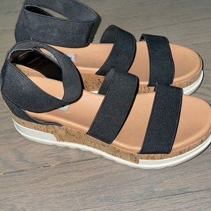 BLACK STEVE MADDEN BANDI SANDALS